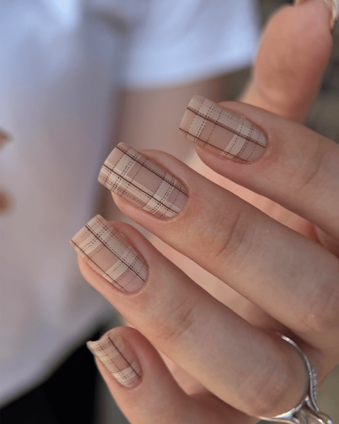 Stitch plaid nails