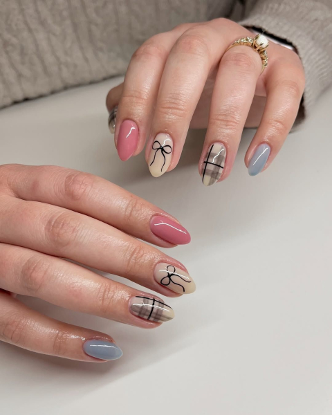 Manicure with plaid and bows nail art